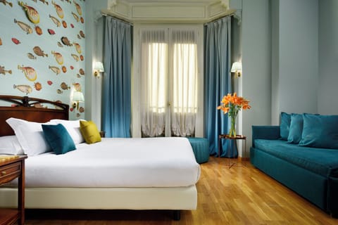 Triple Room | Minibar, in-room safe, desk, laptop workspace