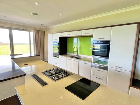 Fully fitted kitchen