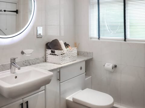 Bathroom | Snowdrop Cottage, St Davids