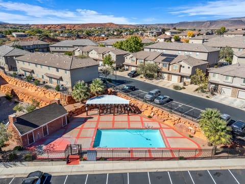 Sunbaith by the pool