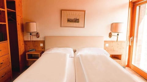 Blackout drapes, rollaway beds, free WiFi, bed sheets