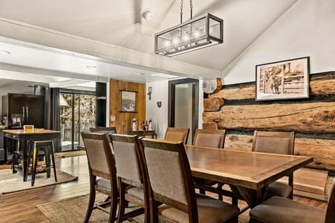 Hideaway Lodge | Dining room
