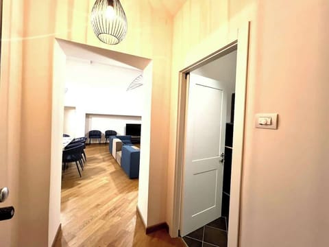 Ingresso con, a destra, accesso alla cucina e, davanti, ingresso al salone.