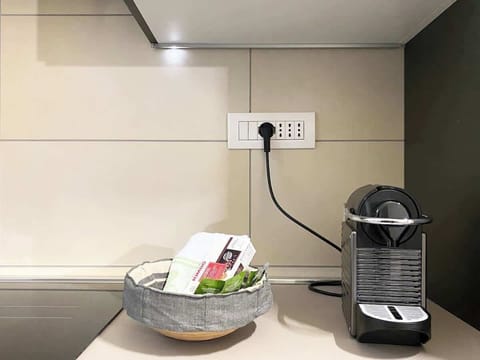 Primo piano del kit di cortesia e della macchina del caffè Nespresso.