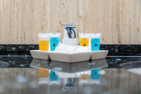 Junior Suite | Bathroom | Free toiletries, hair dryer, towels