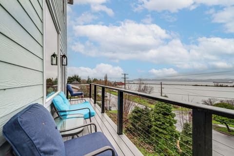Astoria Vacation Rental | 3BR | 2BA | 1,600 Sq Ft | Stairs Required
