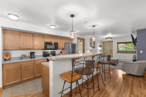 Kitchen and Breakfast Bar for 4