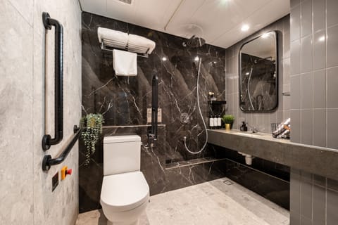 Executive Queen Room | Bathroom | Shower, rainfall showerhead, free toiletries, hair dryer