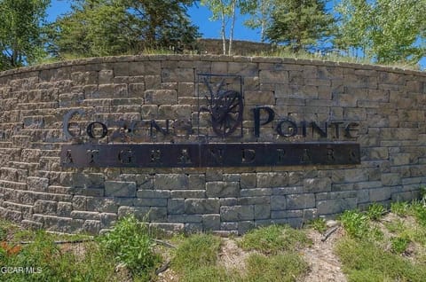 Cozens Pointe Entrance Sign