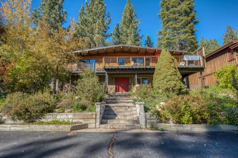 Exterior: Parking for 6 vehicles, gas grill, outdoor dining area