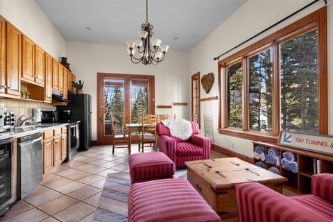 Living room 2: First floor, open to kitchen, Smart TV, mountain views