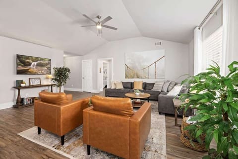 Spacious and Inviting Living Room