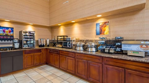 Breakfast, lunch, dinner served; American cuisine