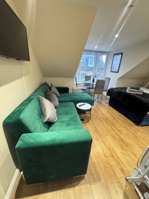 Apartment, 1 Bedroom, City View | Living area