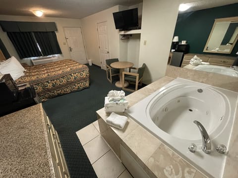 Deluxe Suite, 1 King Bed, Jetted Tub | Desk, free WiFi