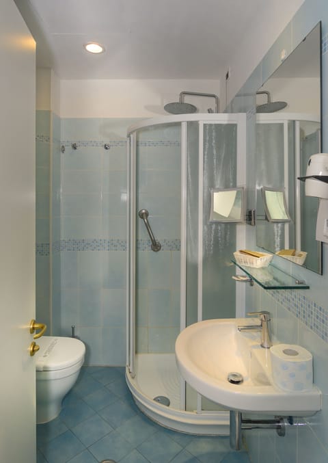 Double Room | Bathroom | Shower, free toiletries, hair dryer, bidet