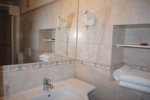 Economy Double Room, Ground Floor | Bathroom | Shower, free toiletries, hair dryer, bidet