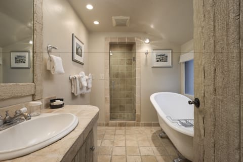 Deluxe Room, 1 King Bed, Fireplace | Bathroom | Designer toiletries, hair dryer, bathrobes, towels