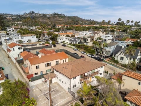 Charming Neighborhood with Coastal Vibes
Safe, friendly, and perfect for morning walks or sunset strolls.