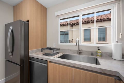 Bright, Breezy & Built for Gatherings
Whether you’re prepping snacks for the beach or enjoying takeout from nearby restaurants, this kitchen does it all.