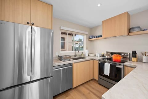 Fully Stocked & Ready for Your Recipes
From morning coffee to gourmet dinners, this kitchen has everything you need to feel at home.