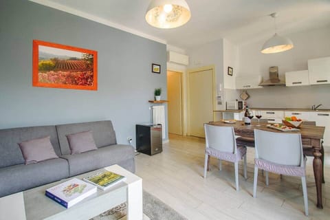 il soggiorno, con comodo divano e cantinetta con i vini dell'azienda di famiglia Alberto Ballarin