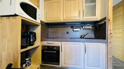Oven, microwave, 2-burner induction hob... Discover the region's culinary specialties with ease. Please see the “What this accommodation offers” section for a list of amenities.