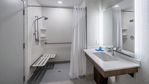 Standard Room, 1 King Bed, Accessible (Mobil Roll Shower) | Bathroom | Combined shower/tub, free toiletries, hair dryer, towels
