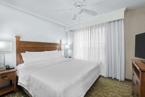 Suite, 1 King Bed, Non Smoking (1 Bedroom) | In-room safe, desk, iron/ironing board, free cribs/infant beds