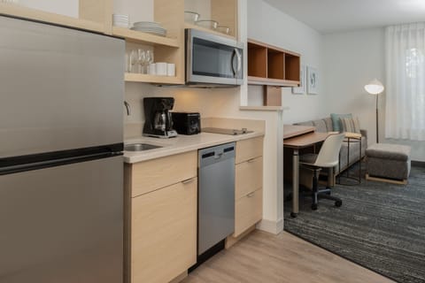 Premium bedding, in-room safe, desk, laptop workspace