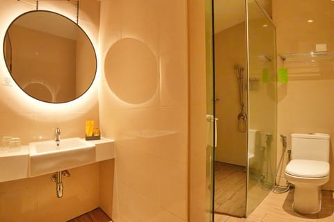 Family Triple Room | Bathroom | Shower, free toiletries, hair dryer, bidet