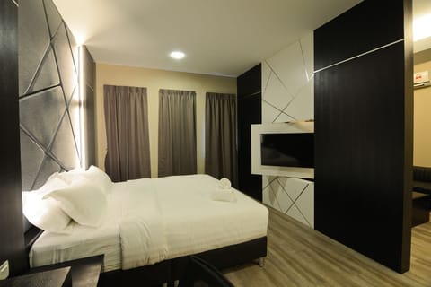Executive Suite, 1 King Bed | Desk, blackout drapes, iron/ironing board, rollaway beds