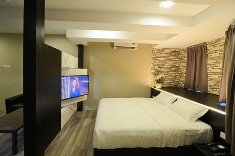 Junior Suite, 1 King Bed | Desk, blackout drapes, iron/ironing board, rollaway beds