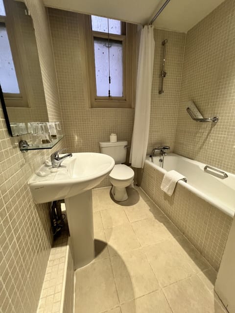 Double Room | Bathroom | Combined shower/tub, free toiletries, hair dryer, towels