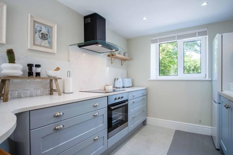 Cottage (3 Bedrooms) | Private kitchen | Microwave, oven