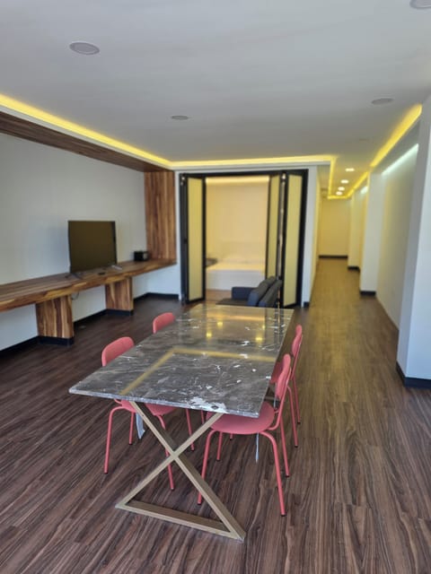 Comfort Apartment, 3 Bedrooms, Balcony | Living area