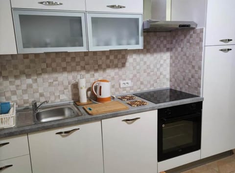 Studio (Studio Apartment (A3)) | Private kitchen | Fridge
