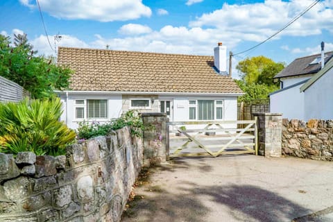 Marshmallow - 2 Bedroom Cottage - Oxwich (8345)