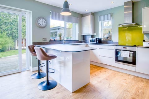 Marshmallow - 2 Bedroom Cottage - Oxwich (8330)