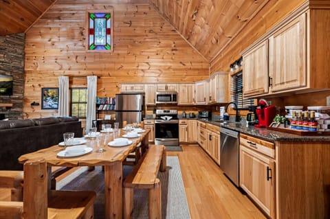 Gather, cook, and relax in this stunning open-concept cabin. Perfect for family and friends!