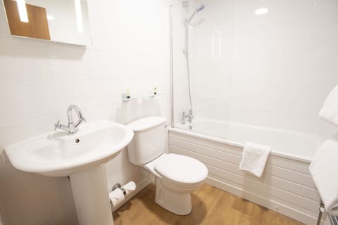 Combined shower/tub, free toiletries, hair dryer, towels