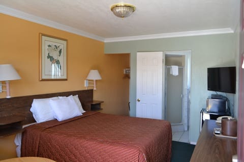 Room, 1 Queen Bed, Smoking | Desk, free WiFi, bed sheets