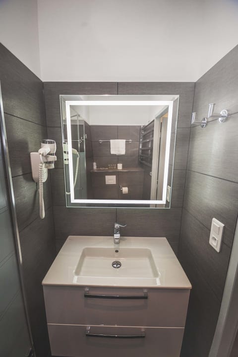 Standard Twin Room | Bathroom | Shower, hair dryer, towels