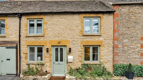 Spend time exploring the beautiful Cotswolds from this stylish Stow-on-the-Wold cottage.
