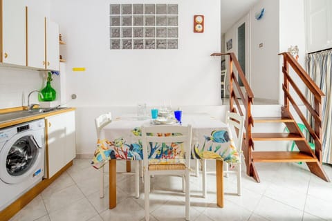 Flooring, Furniture, Interior Design, Floor, Wood, Room, Ceiling, Apartment, Table, Chair