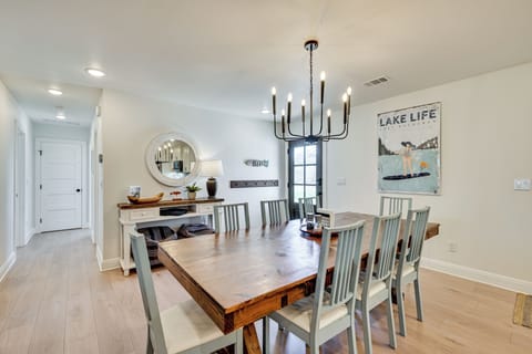 Dining Area | Dishware/Flatware Provided | 1st Floor