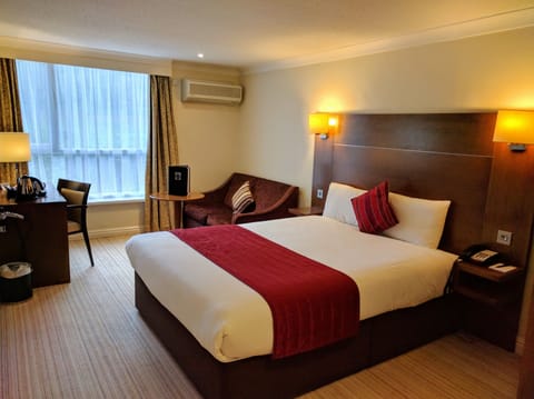 Suite | Desk, iron/ironing board, free WiFi, bed sheets