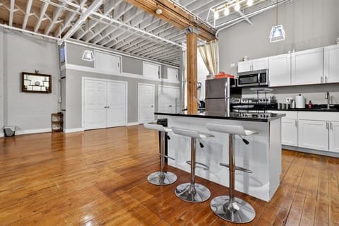 Indoors, Floor, Flooring, Hardwood, Appliance
