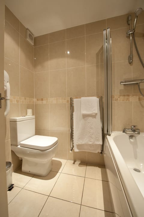 Combined shower/tub, free toiletries, hair dryer, towels