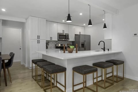 Breakfast Bar / Counter